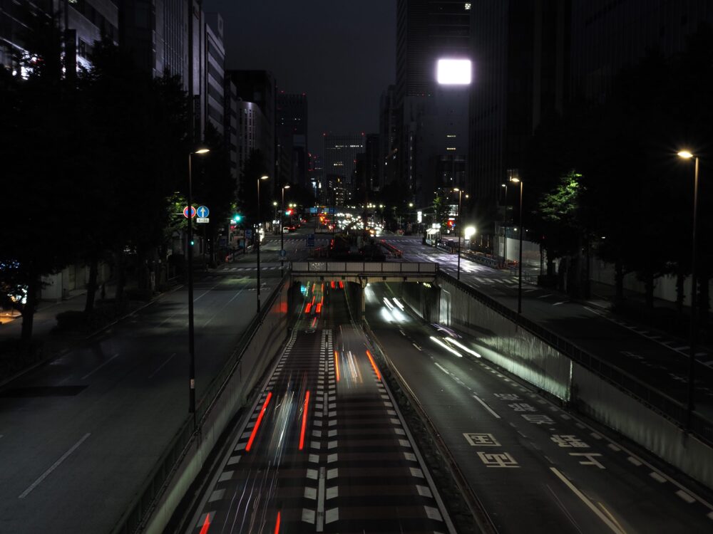 昭和通り地下道の見通し変化と合流に注意、都心を貫く高速一般道